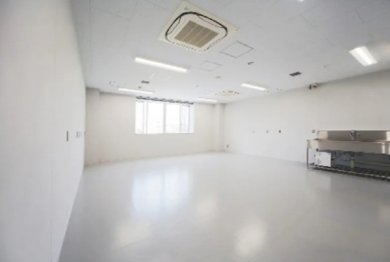 北海道大学 フード&メディカルイノベーション国際拠点(FMI国際拠点)研究施設の外観・ラボ写真(ラボ区画(シンク・空調設置済み))