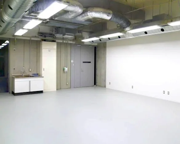東京都立産業技術研究センター 本部 製品開発支援ラボの外観・ラボ写真（機械系ラボ室内）