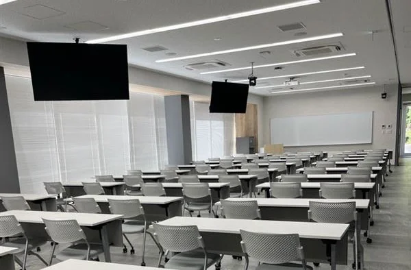 横浜市立大学 オープンイノベーションラボ 産学連携ラボ（福浦キャンパス）の外観・ラボ写真（セミナールーム（1階））